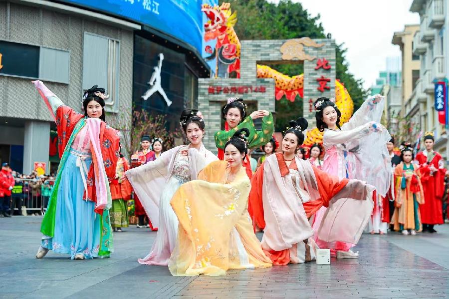 广府庙会民俗巡游的霓裳锦秀队，由身穿汉民族传统服饰的广汉会同袍组成。