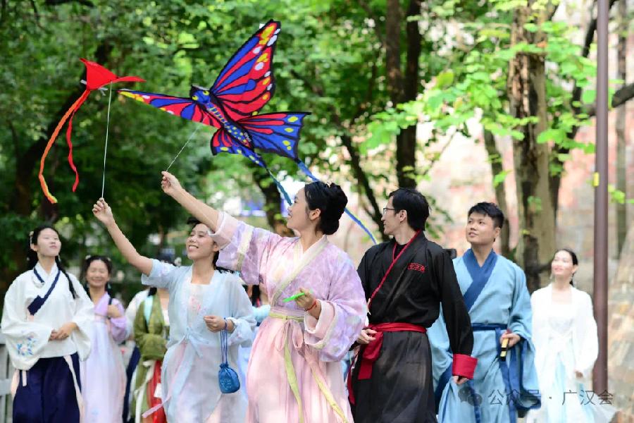 “广汉会”在越秀山组织重阳登高民俗活动，吸引众多年轻人参与。