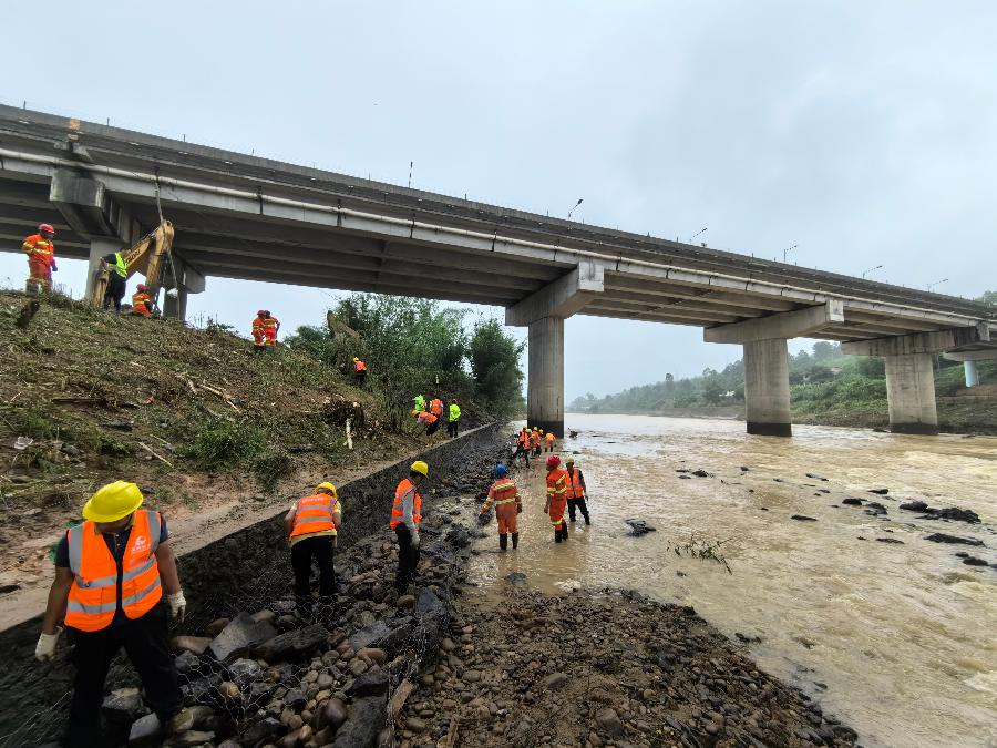 广东交通集团乐广高速主动协助地方紧急修复水毁河堤