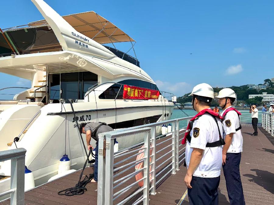 游艇准备从珠海出发前往香港水域
