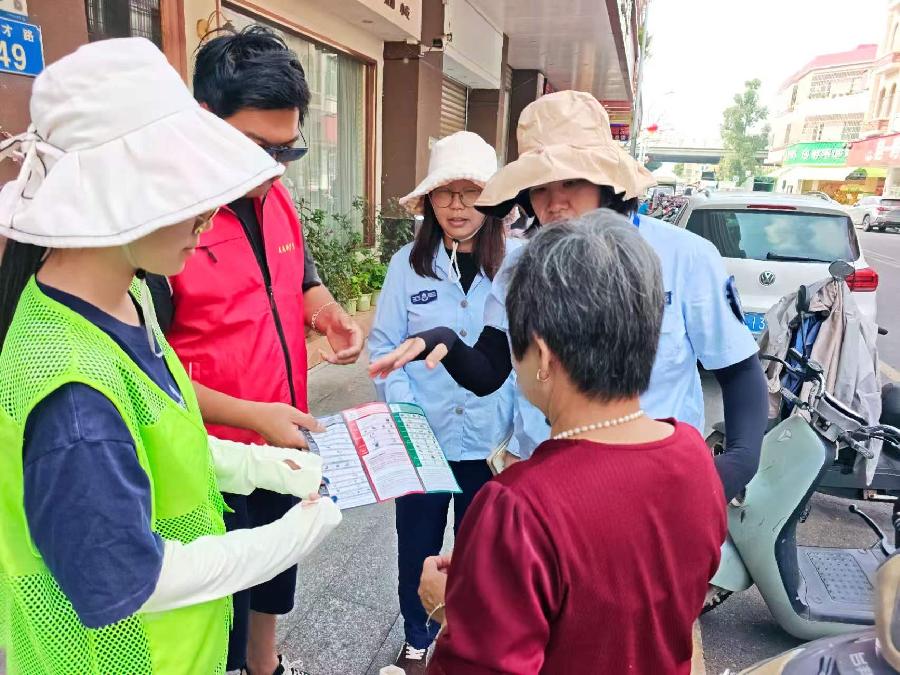 万顷沙镇开展垃圾分类宣传活动