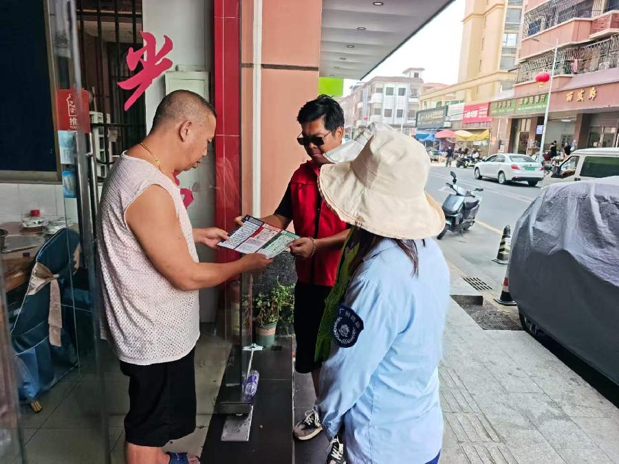 万顷沙镇开展垃圾分类宣传活动