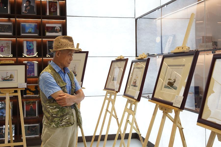 文史专家参观作品展
