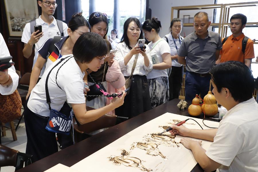 参会者参观罗洞工匠小镇