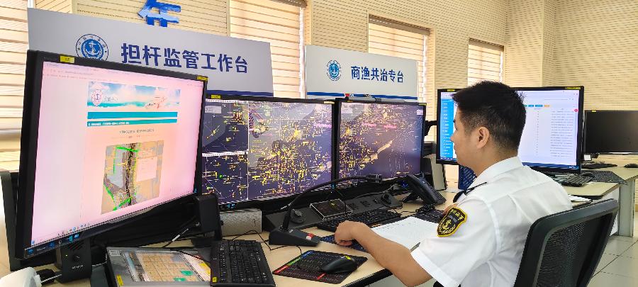 值班员正在“商渔共治”专台值班